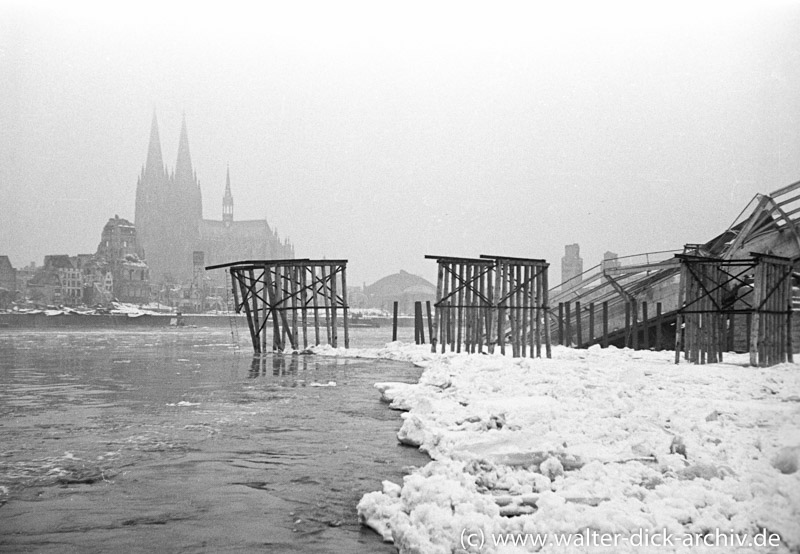 Reste der "Tausendfüßlerbrücke"