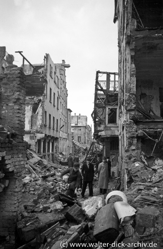 Trümmer auf den Straßen der Kölner Altstadt 1946