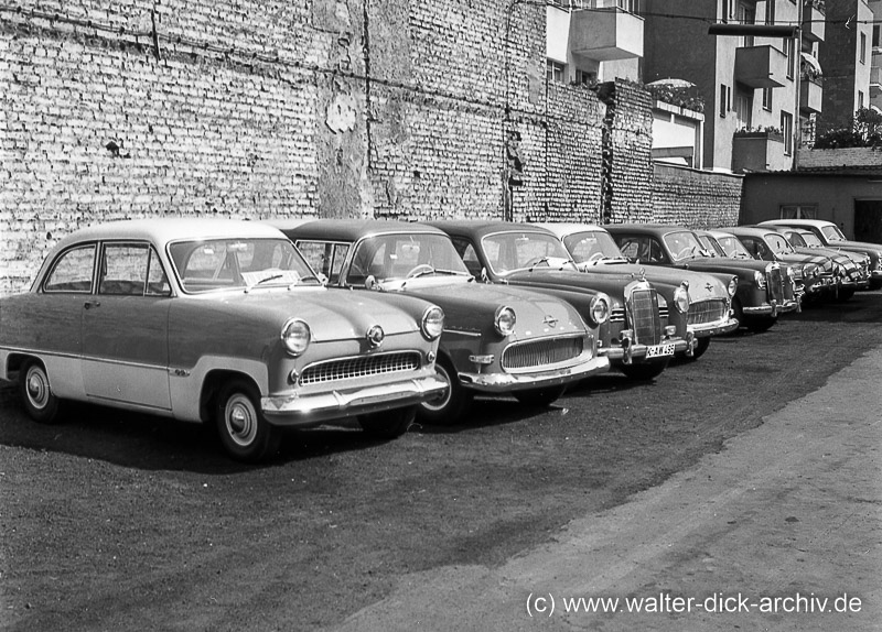 Autohandel auf dem Hinterhof 1964