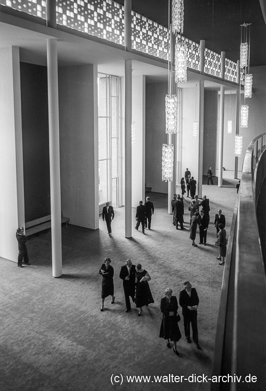 Im Foyer der neuen Oper 1957