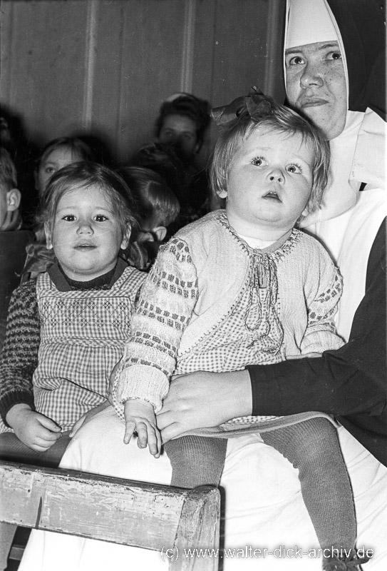 Kindervorstellung im Hänneschen-Theater 1955