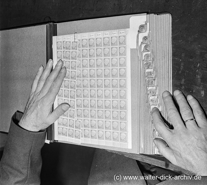 Kriegsblinder Postbeamter beim Verkauf von Briefmarken 1958