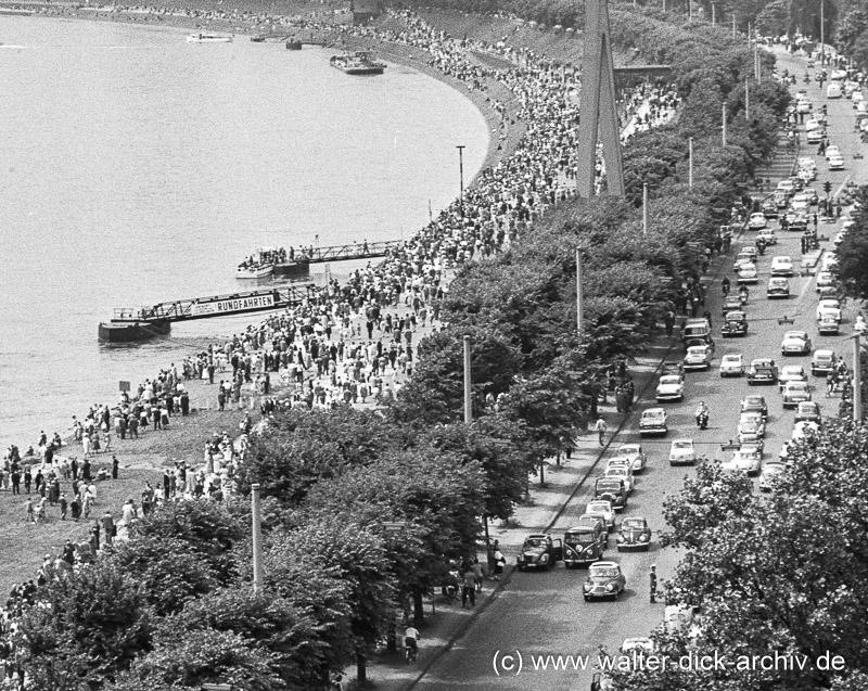 Zuschauer am Rheinufer 1959