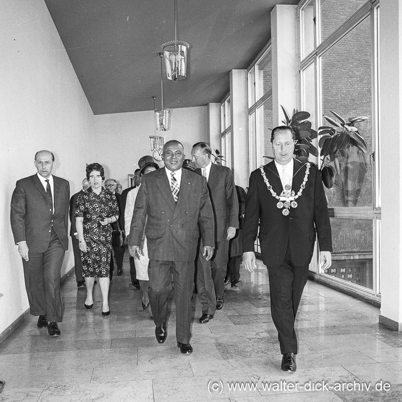 Auf dem Weg in den Ratssaal 1962