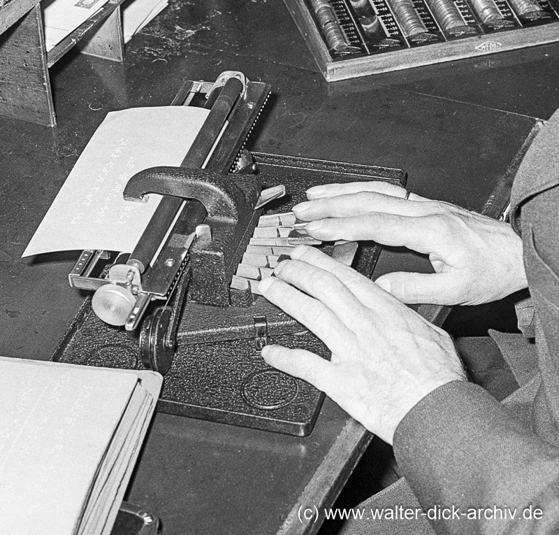 Kriegsblinder Postbeamter an einer Braille Schreibmaschine 1958