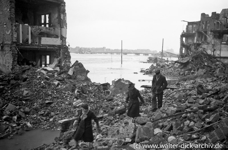 Hochwasser in der zerstörten Kölner Altstadt 1946