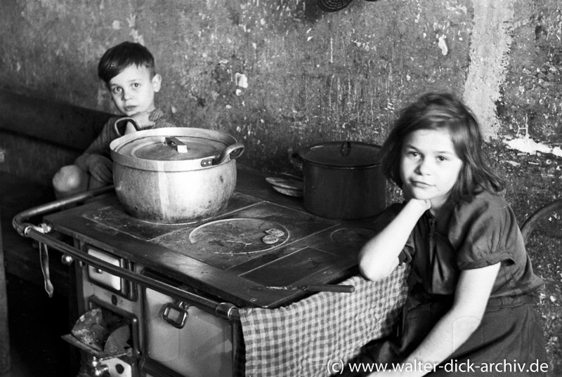 WDA119-293 Junge und Mädchen in einer Kölner Notunterkunft