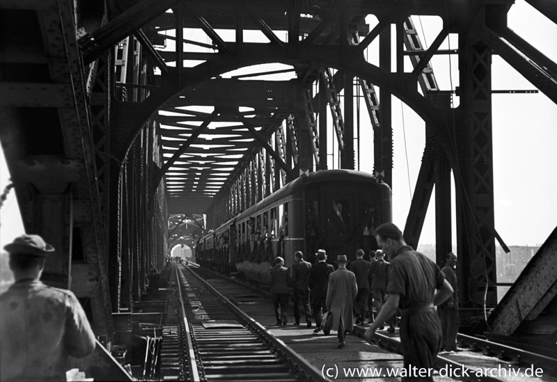 Der erste Zug über die neu eröffnete Hohenzollernbrücke