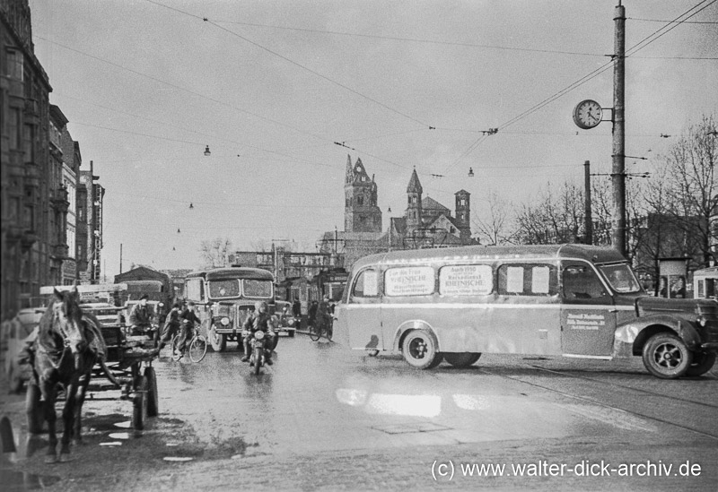 Fahrzeug-Kolonne des Rheinland Express 1950 am Neumarkt