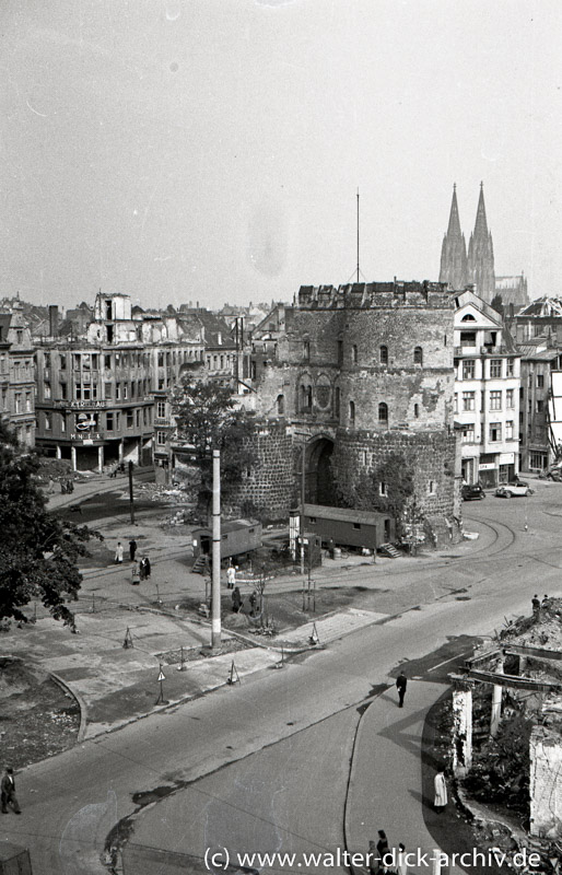 Die zerstörte Hahnentorburg 1946