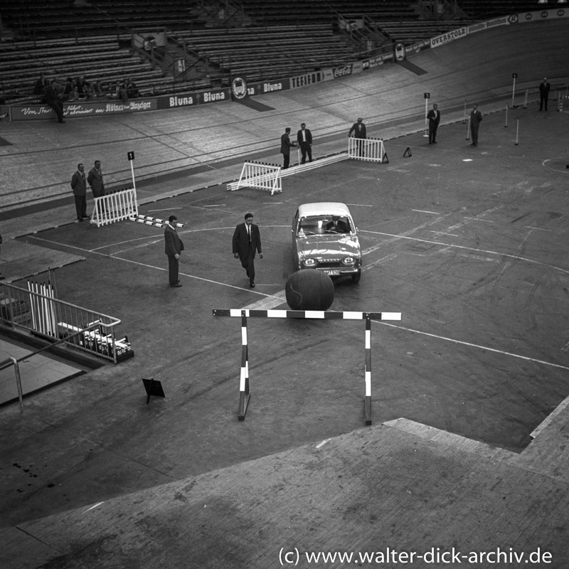 "Autoball" mit dem neuen Taunus 17 M (P 3) in der Kölner Sporthalle 1960