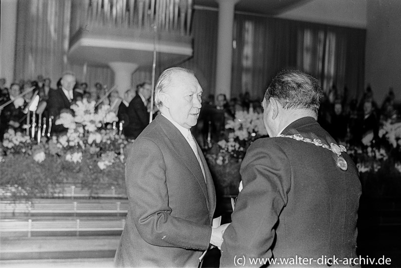 Dr Schwering dankt Konrad Adenauer 1955