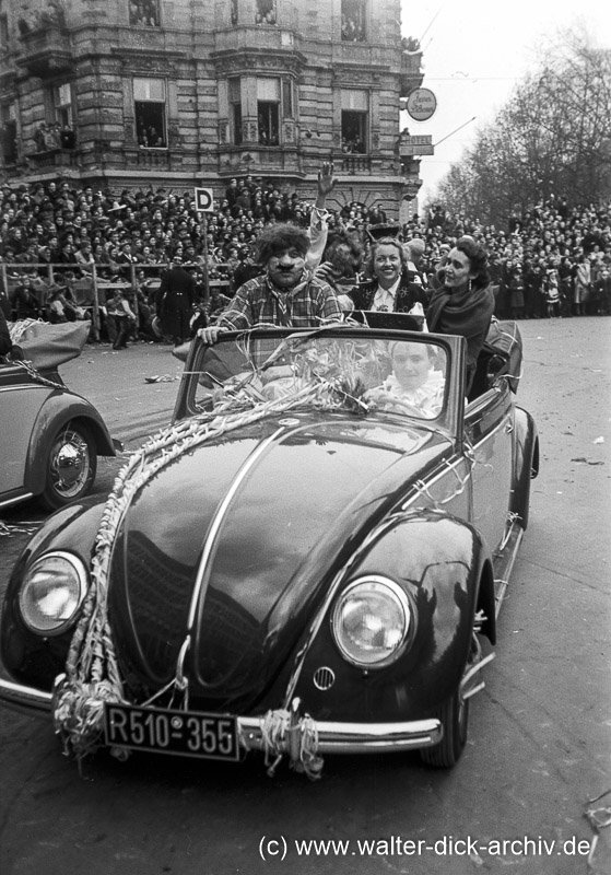 VW-Cabrio im Rosenmontagszug 1951