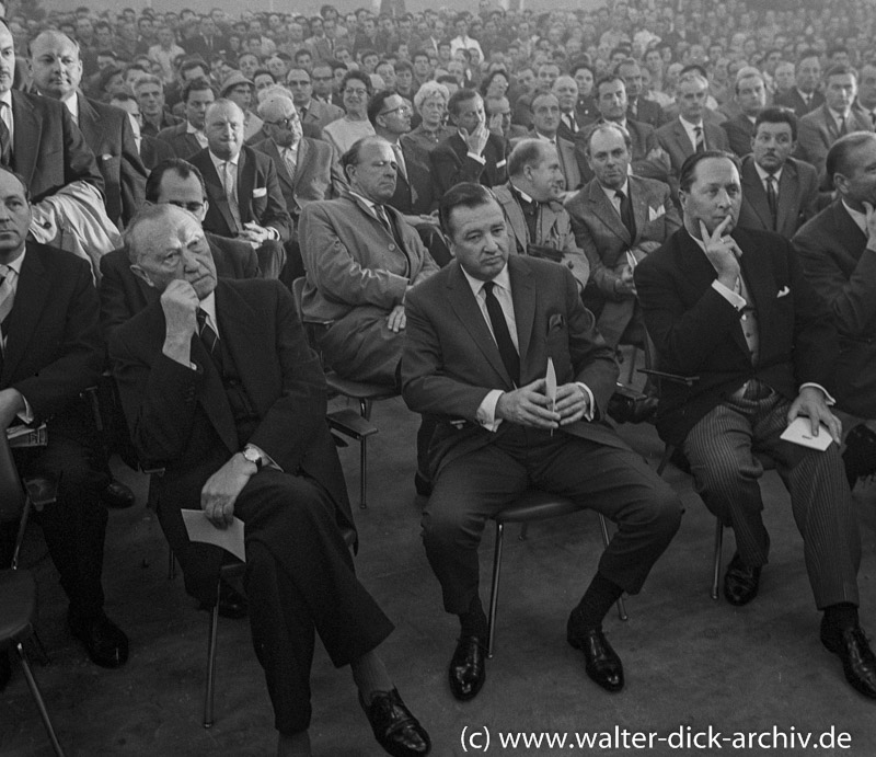 Aufmerksame Zuhörer beim Jubiläum der Ford Werke 1960