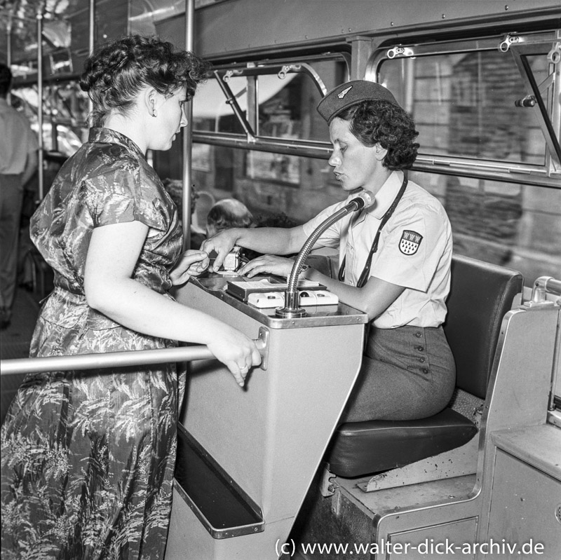Fahrscheinverkauf  der Kölner Verkehrs Betriebe durch eine Schaffnerin 1957