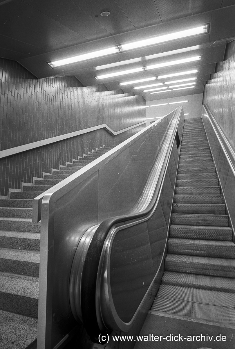 Treppenaufgang und Rolltrappe 1968