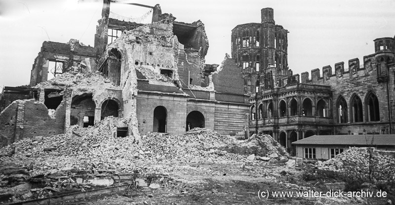 Rathausturm 1945