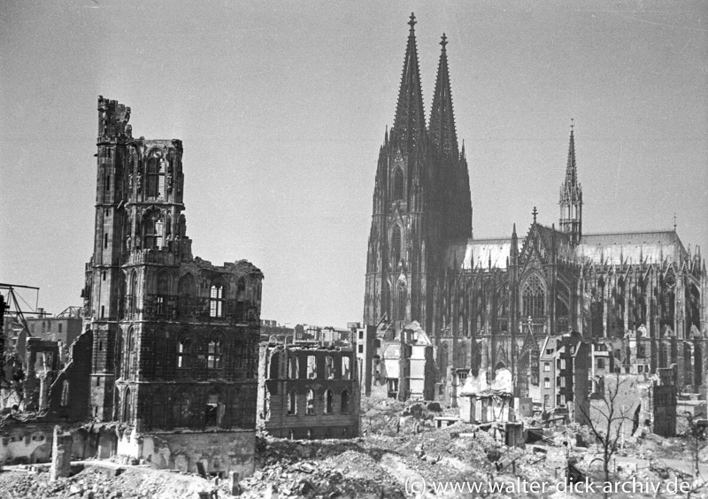 Der Kölner Dom und die Überreste des Ratsturms inmitten von Ruinen und Trümmerbergen