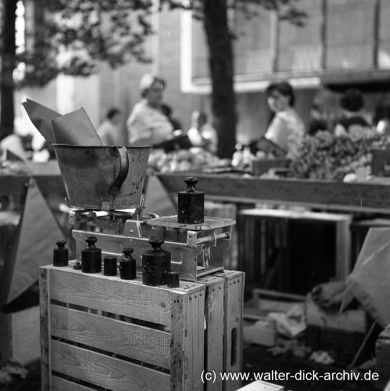 Balkenwaage am Gemüsestand 1963