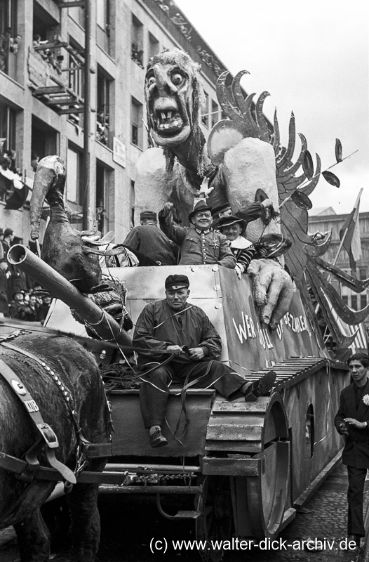 Festwagen im Rosenmontagszug 1951