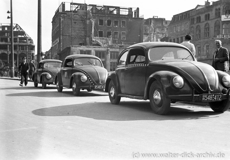 VW Käfer als Taxi vor dem Kölner Dom