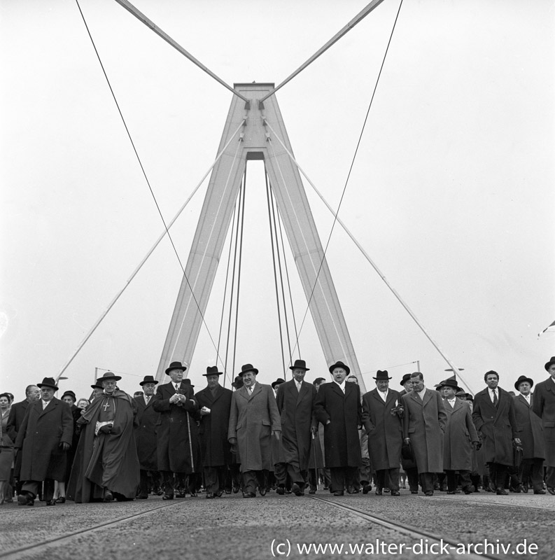 Erstbegehung der neuen Kölner Brücke- Schon ein Stück weiter! 1959