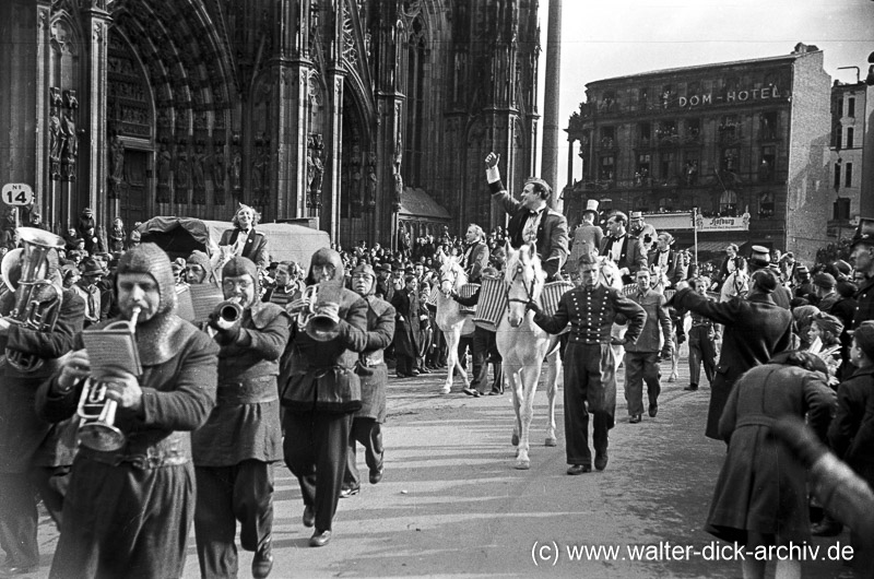 Karneval 1949 vor dem Dom