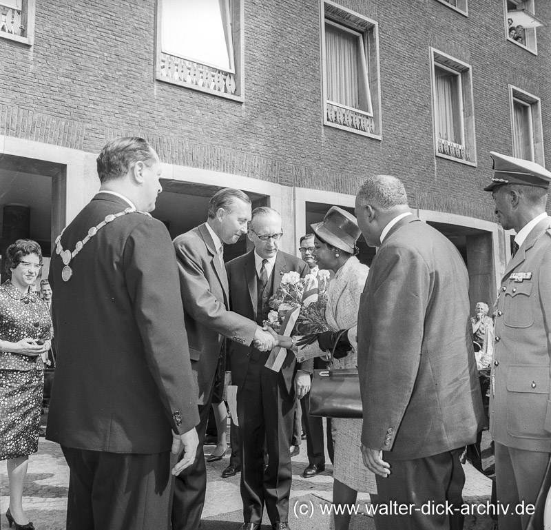 Empfang vor dem Rathaus 1962