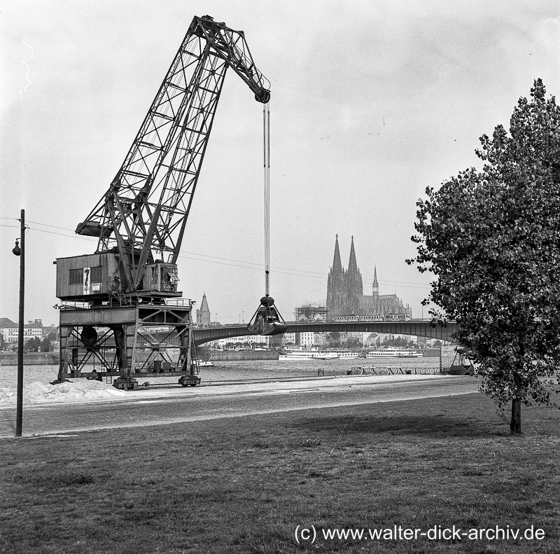 Verladebagger auf der  Deutzer Werft 1963