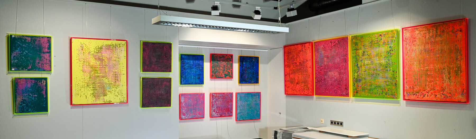 Neue Bilderrahmen aus NEON-Plexiglas im Werkladen