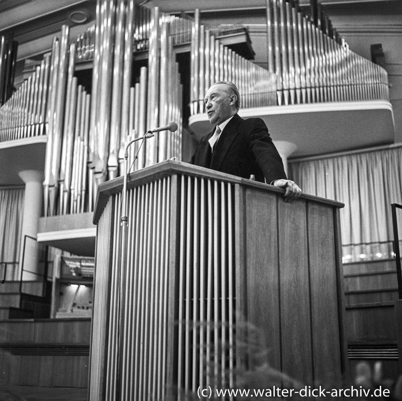 Konrad Adenauer bei einer Rede im Gürzenich