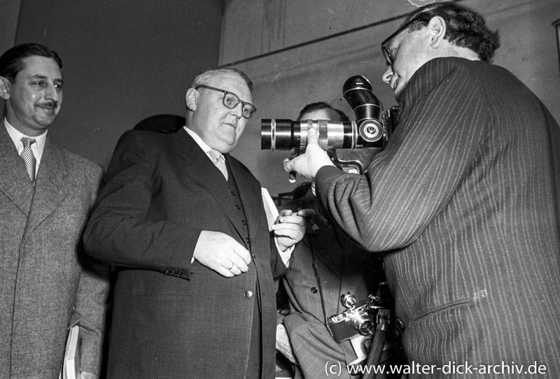 Photokina 1951 in Köln Ludwig Erhard informiert sich