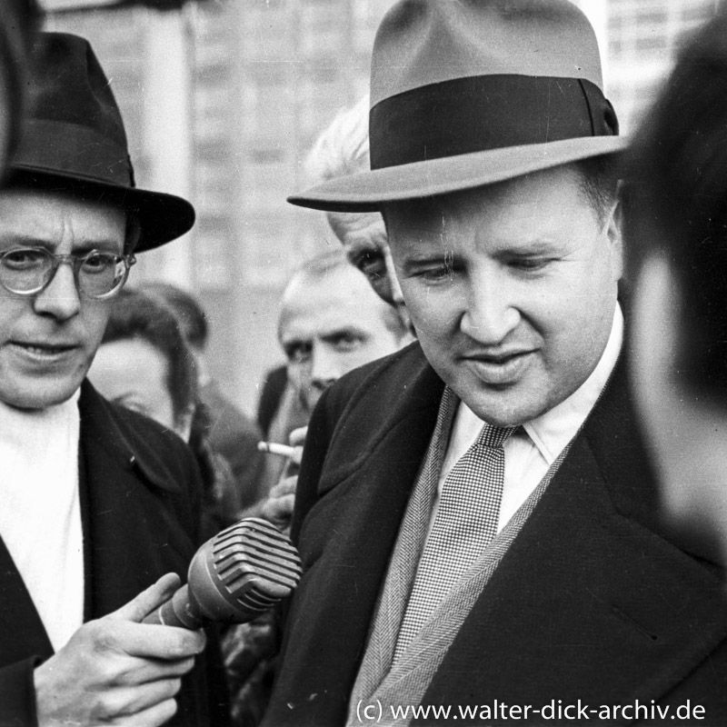 Henry Ford II beim Interview in den Kölner Ford-Werken