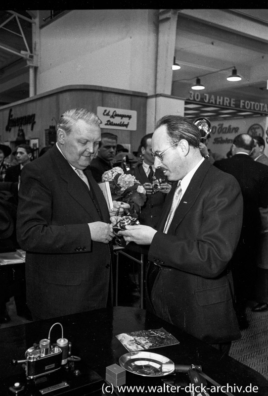 Photokina 1951 in Köln Ludwig Erhard informiert sich.