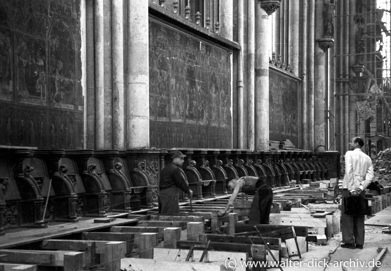 Wiederaufbau des Chorgestühls im Kölner Dom