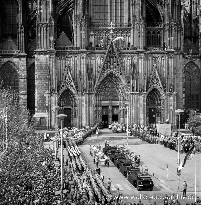 Vor dem Südportal Beerdigung Konrad Adenauer 1967