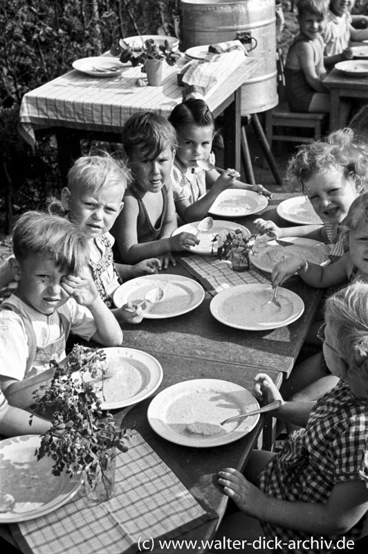 Kinderspeisung im Kindergarten 1947