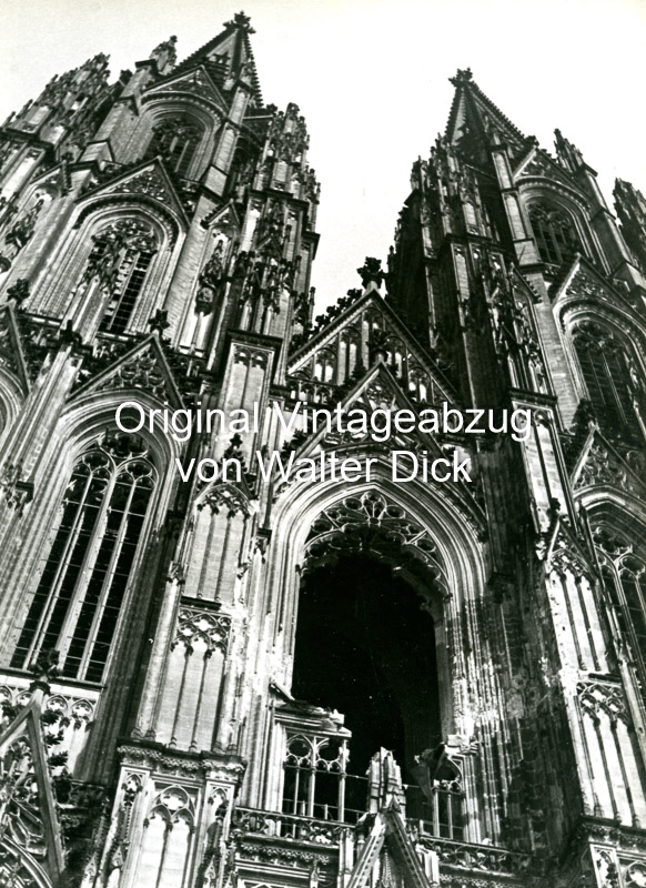 Kölner Dom Westseite mit Zerstörung 1946