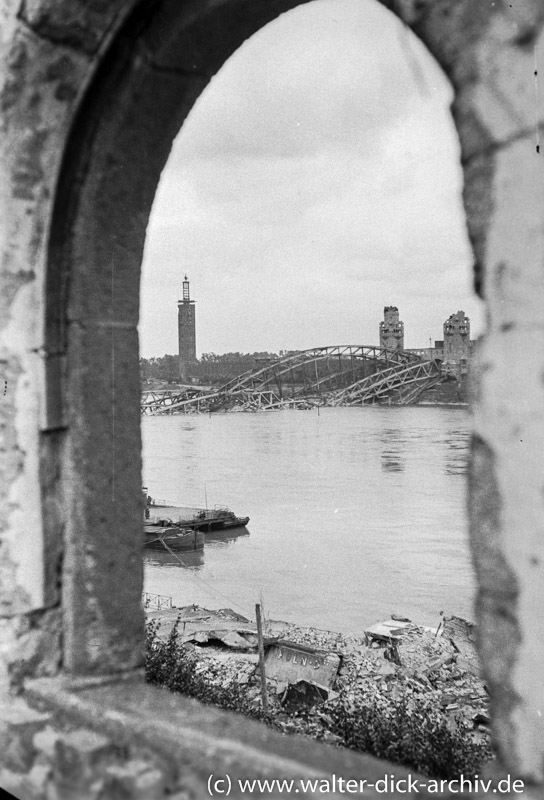 Blick auf die zerstörte Hohenzollernbrücke 1946