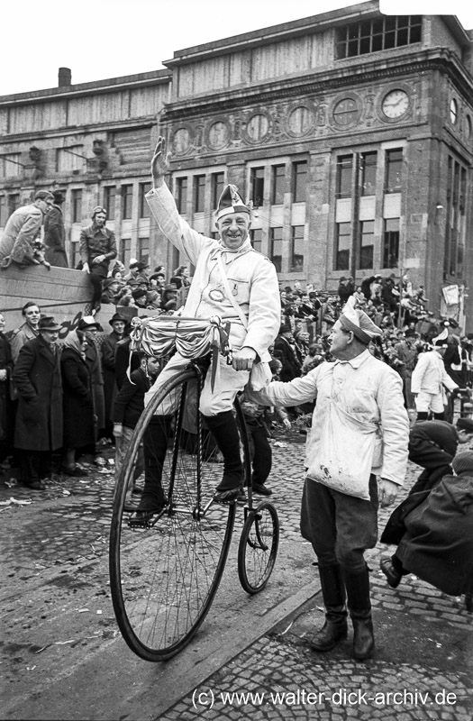 Ein Hochrad im Rosenmontagszug 1951
