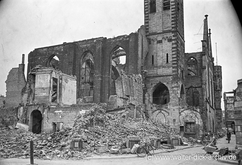 Ruine von St. Alban und Gürzenich 1948