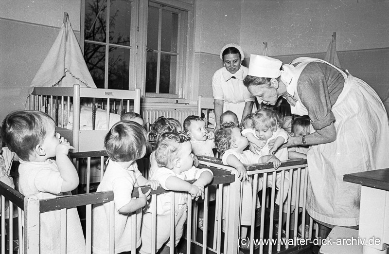 Kinderspeisung in einem Kindergarten 1949