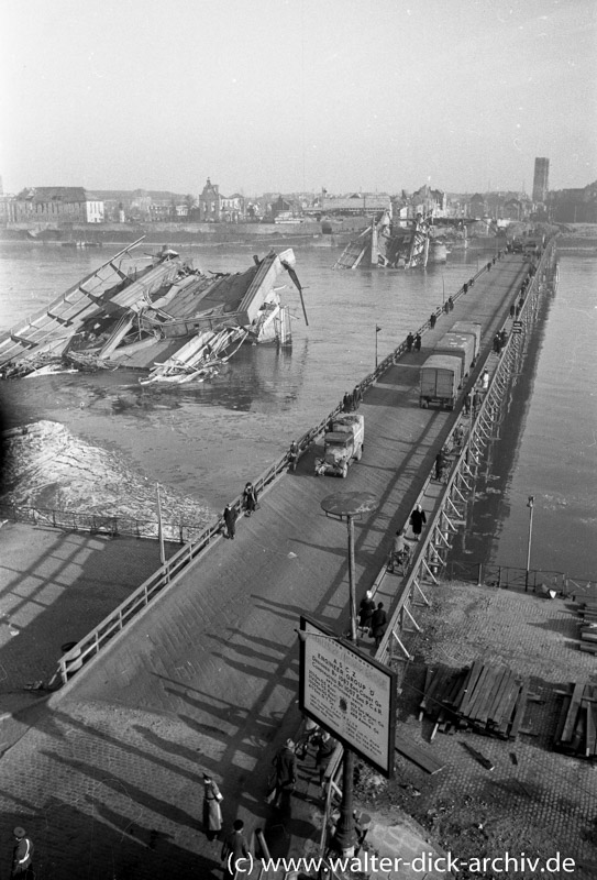 Zerstörte Deutzer Brücke und Behelfsbrücke (1)