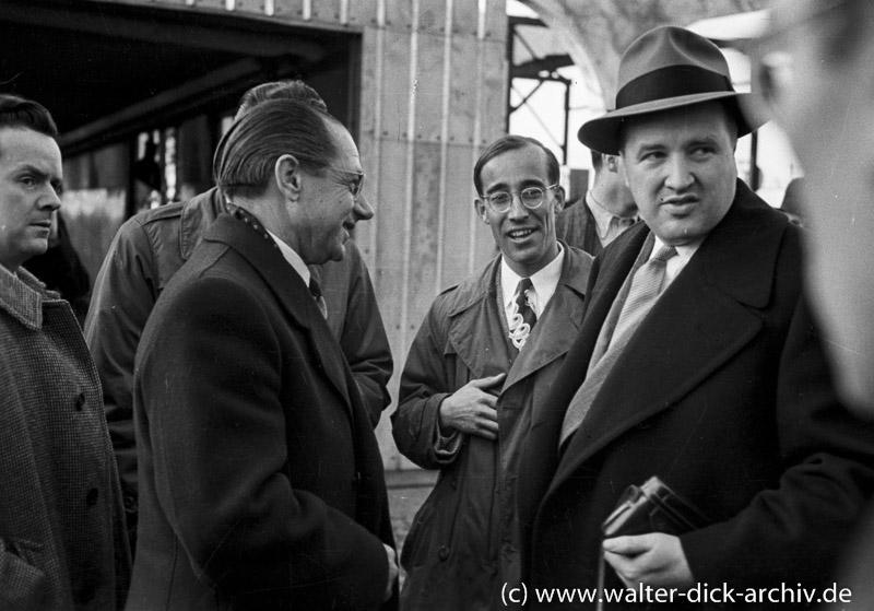 WDA194-024 Henry Ford II im Gespräch mit Mitarbeitern