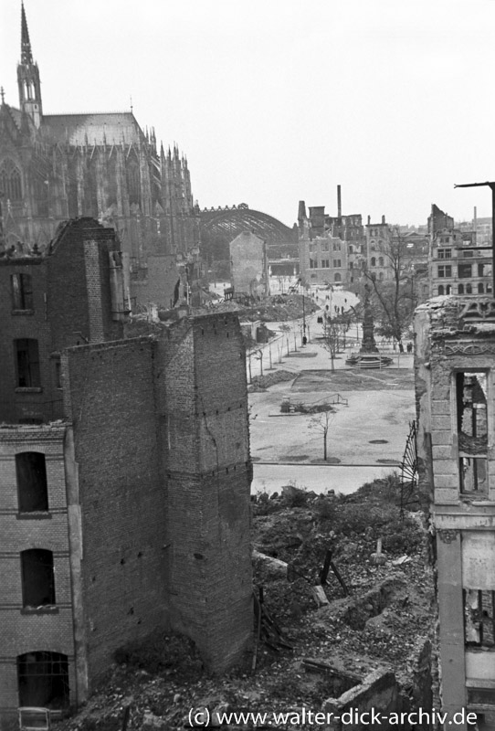 Der "Alter Markt" in Köln mit Dom und Hauptbahnhof