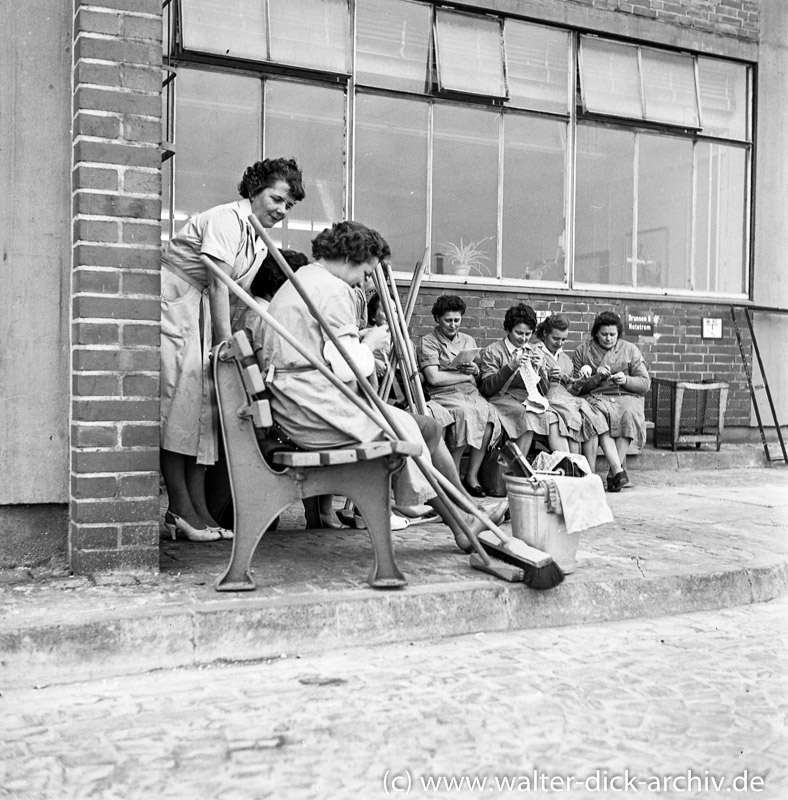 Stricken in der Pause vor einer Halle bei Ford Köln