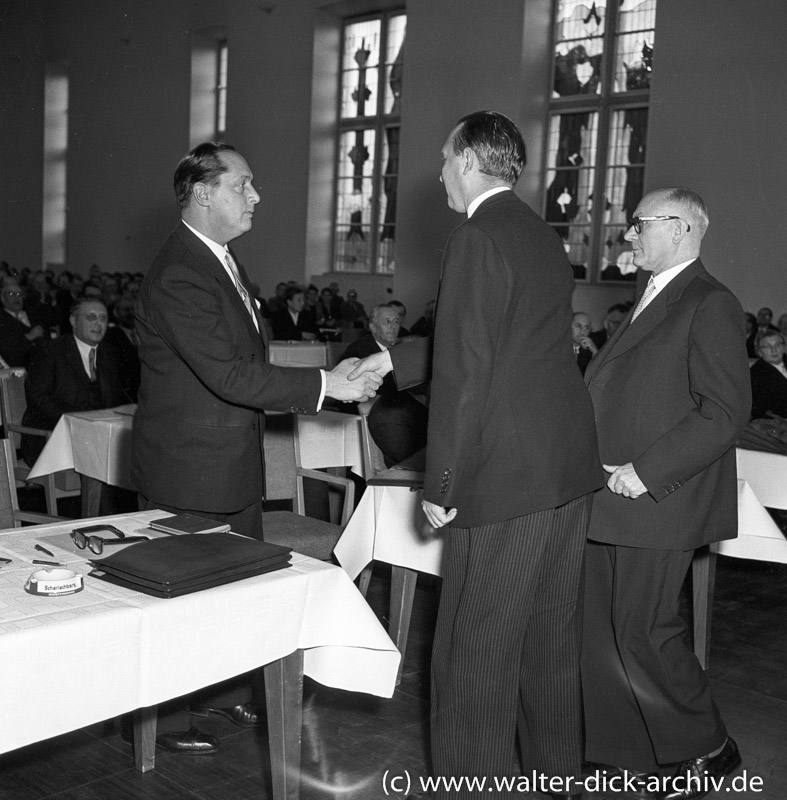 Der Oberstadtdirektor gratuliert. 1956