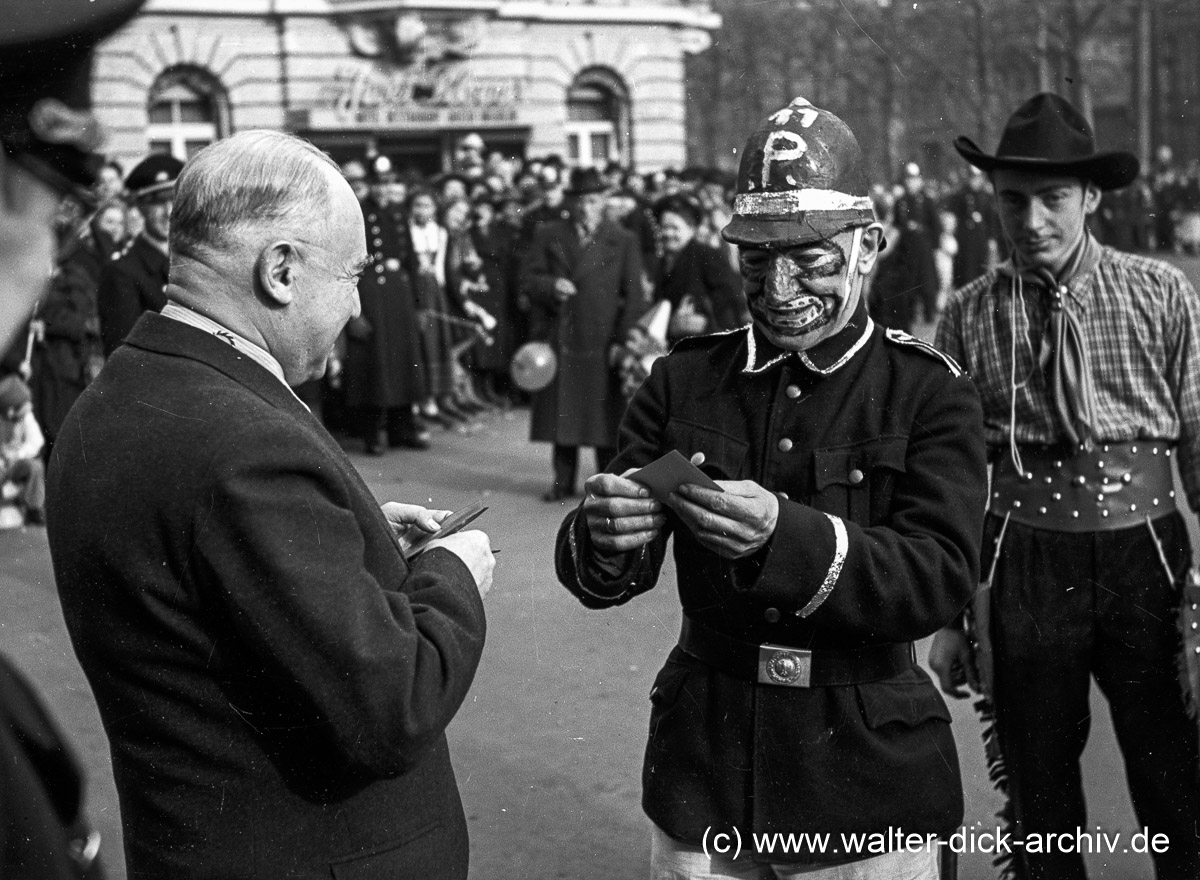 Ein Ordnungshüter trifft den Stadtverwalter 1950 Ein Ordnungshüter trifft den Stadtverwalter 1950