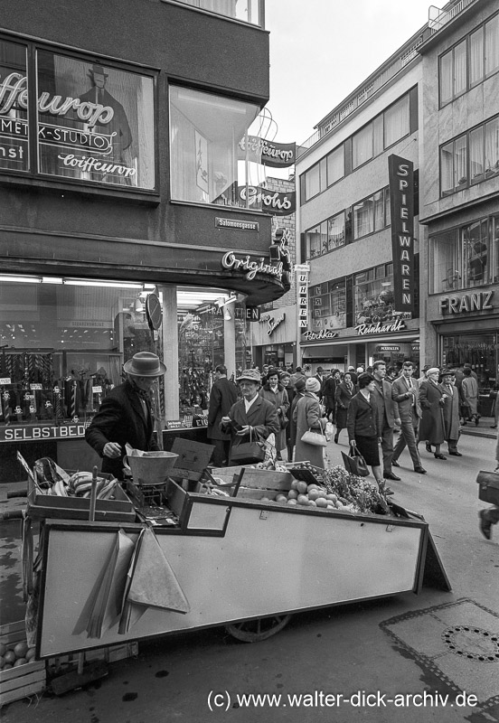 Obstverkauf auf der Hohe Straße 1964