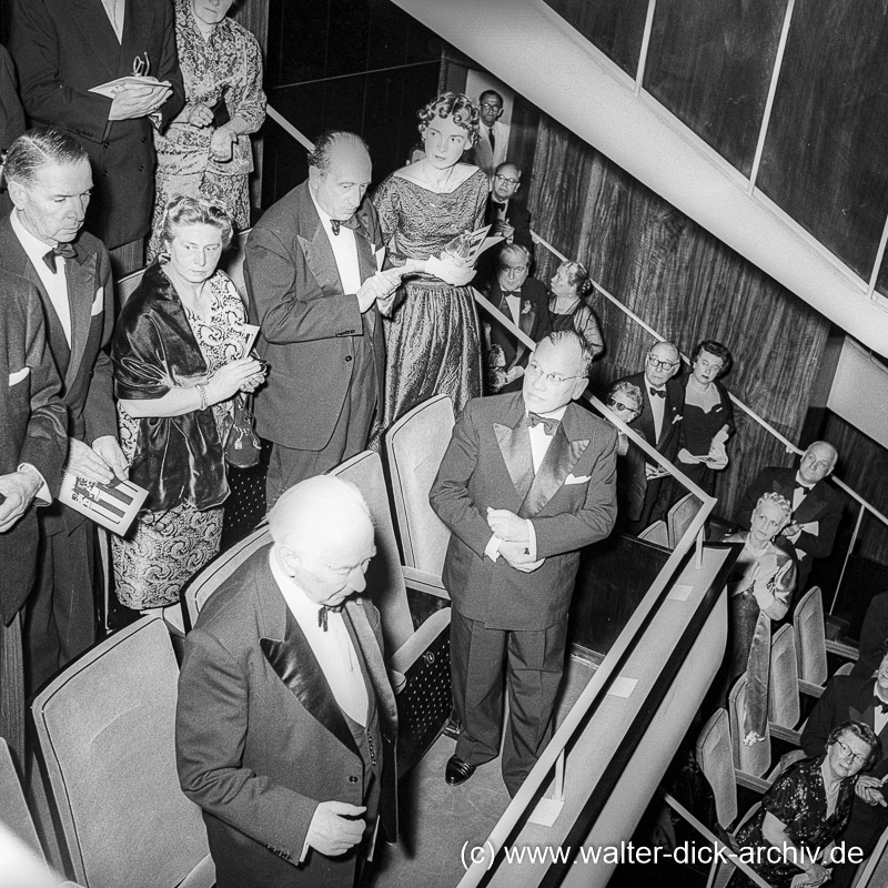 Bundespräsident Theodor Heuss auf dem Balkon der Oper 1957